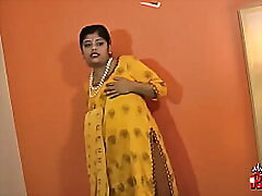 Chunky Indian women unclothes insusceptible to cam